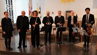 Das Foto zeigt die Musiker mit Ihren Instrumenten beim Dankeswort von Martina Jacobs und Dechant Andreas Weber (von links): Ute Koch, Dr. Krystian Skoczowski, Sorin Dan Capatina, den „Grand Seigneur“ der Gruppe Heinz Wunsch und José Battista.